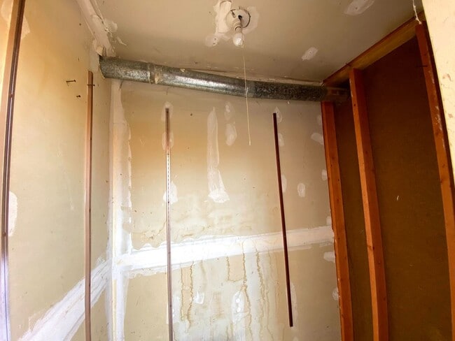 Building Photo - 3 Bedroom, 1.5 Bathroom Townhouse Next to High School and Middle School