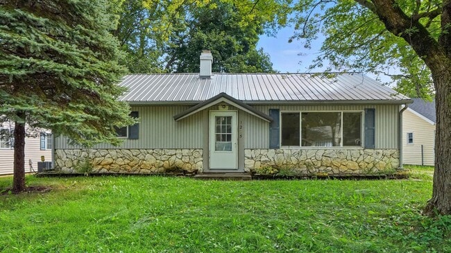 Building Photo - New 3 bedroom listing!