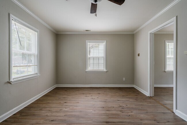 Building Photo - Updated 2-Bedroom Home with Modern Features