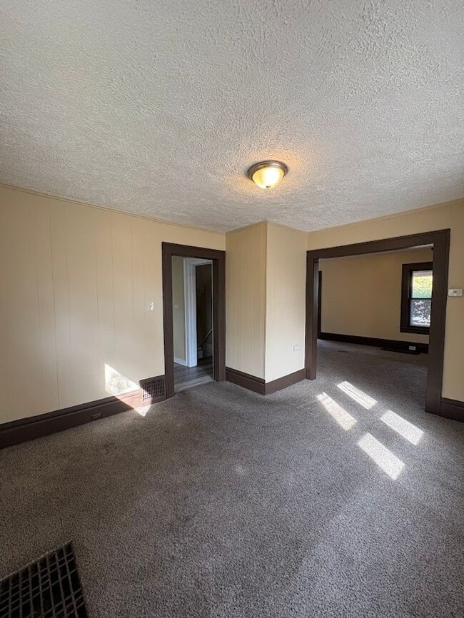 Building Photo - Three bedroom one bathroom home for rent