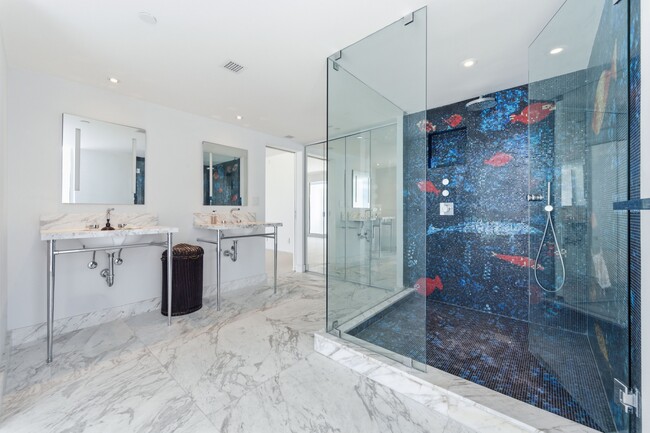 Building Photo - 529 S Flagler Dr