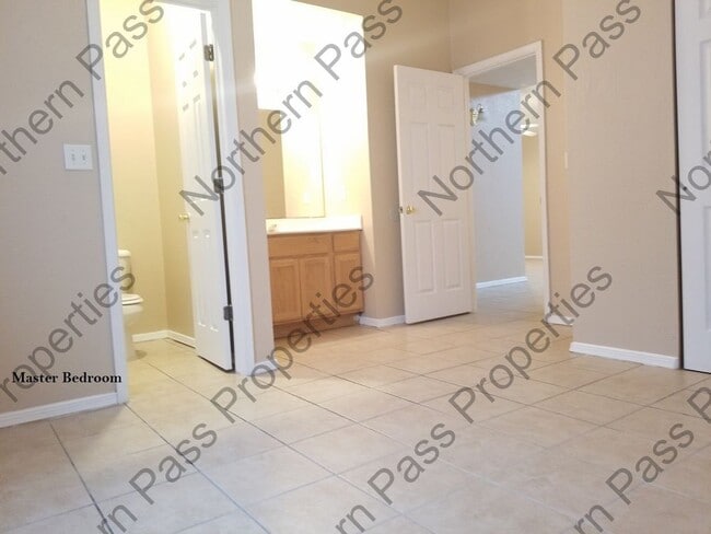Building Photo - 3 Bedroom Duplex Move in Special