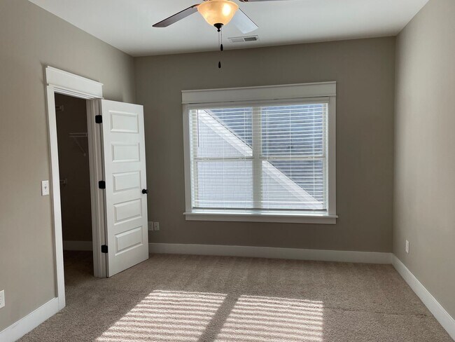 Building Photo - Spacious 3 bedroom home with garage and fenced backyard!