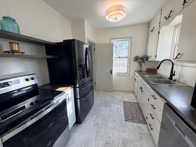 Building Photo - Row Home Available In Omaha