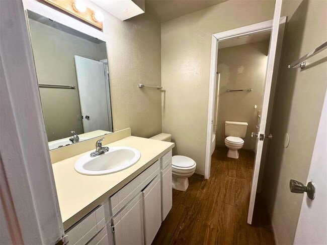 Building Photo - 910 NW Dearborn Ave