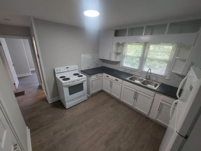 Building Photo - 414 E Peachtree Dr