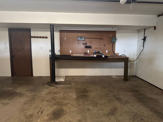 Building Photo - 3 Bdrm, 3 Bath home in Lynnewood with Gourmet Kitchen, 3 miles to Sky Lakes Medical Ctr and OIT