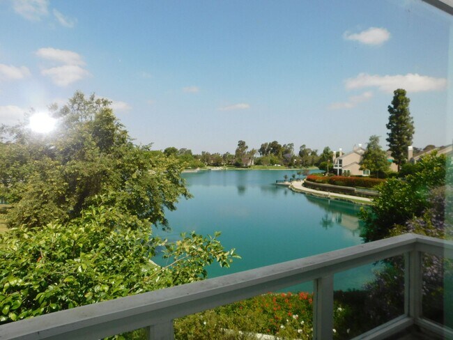 Building Photo - Gated Lake community 2 bed, 2.5 bath home.