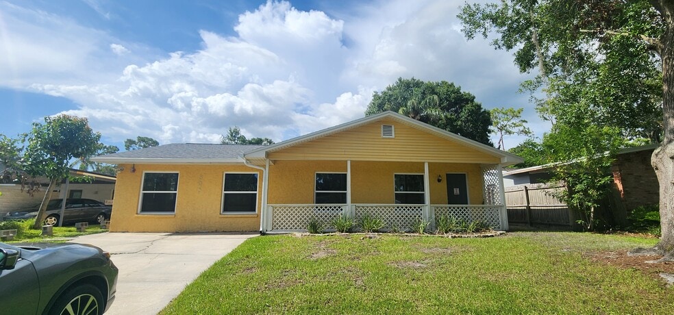 Primary Photo - 303 Floral Dr