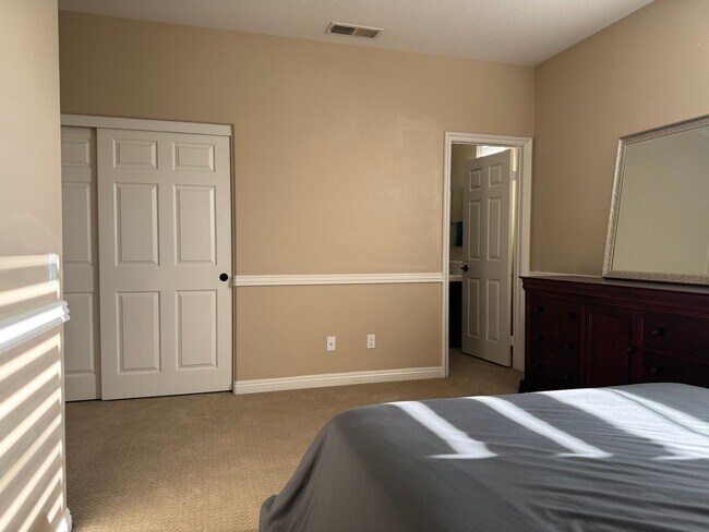 Building Photo - 5 Bedroom Lake Hills home with stunning La...