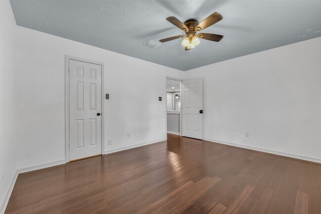 Building Photo - 2111 Riverside Dr