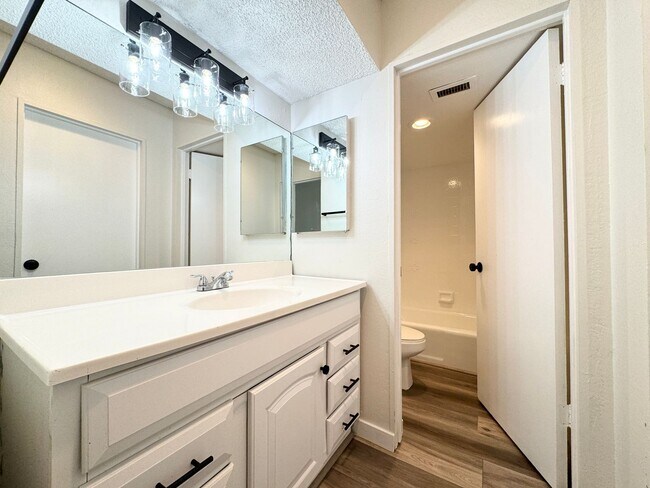 Building Photo - AVAILABLE NOW!!  1 Bedroom 1 Bathroom UPSTAIRS Apartment in Palm Springs!