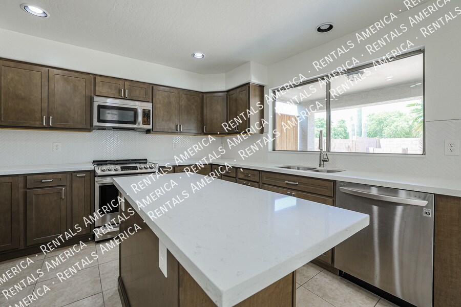 Building Photo - 14844 W Crocus Dr