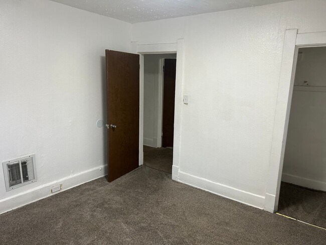 Building Photo - 3 Bedroom House