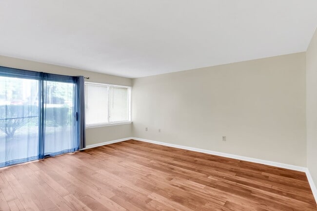 Building Photo - Charming First Floor Condo Available for Rent