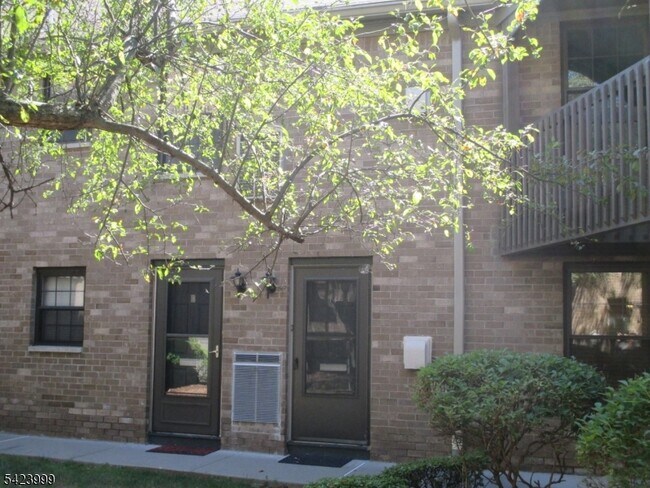 Building Photo - 181 Long Hill Rd