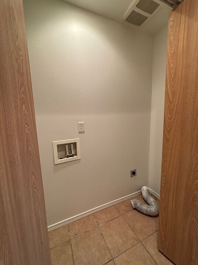 Building Photo - Pet Friendly 3 bedroom Townhouse!