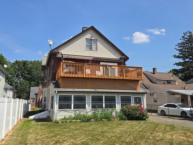 Building Photo - 21 Oakwood St