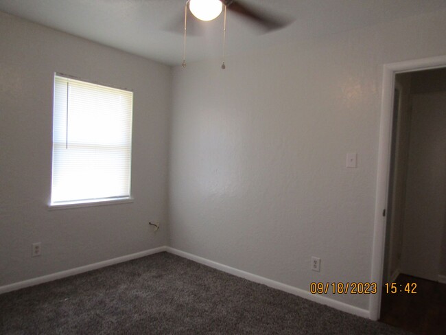 Building Photo - Very nice 4 bedroom home located in the He...