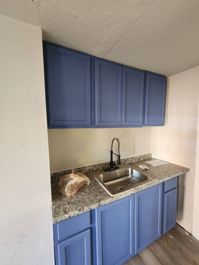 Building Photo - Charming 4-Bedroom Property in Prime Location