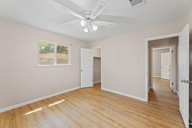 Building Photo - 6010 Oakclaire Dr