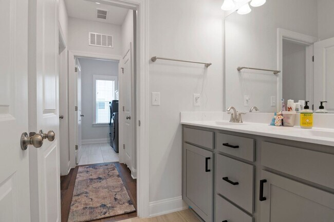 Building Photo - Chapel Hill 5 Bedroom/ 3 bath Home Gourmet Kitchen Fireplace and Fenced yard!
