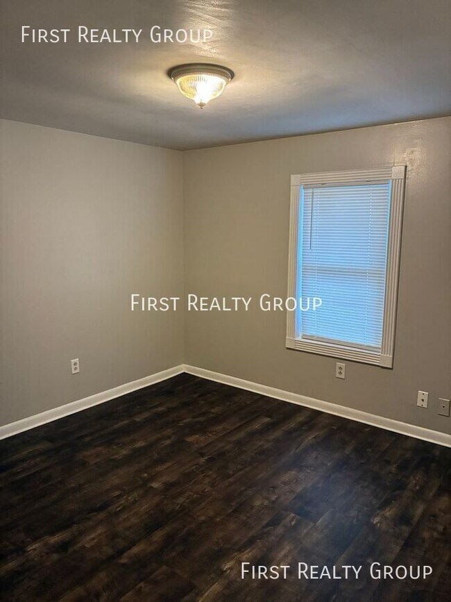 Building Photo - 140 E Market St