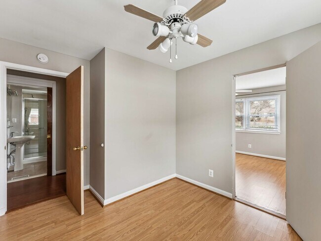 Building Photo - Easy one level living on a 1/3 acre corner lot!