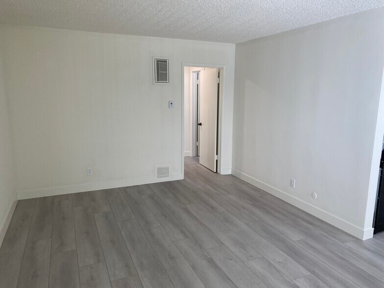 Building Photo - 422 N Hayworth Ave