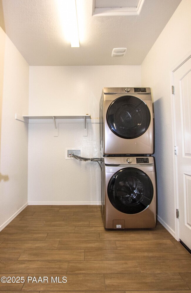 Building Photo - 1356 Warbler Wy