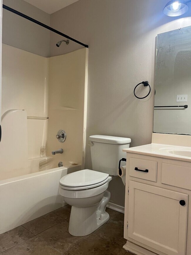 Building Photo - 1505 Hathaway Dr