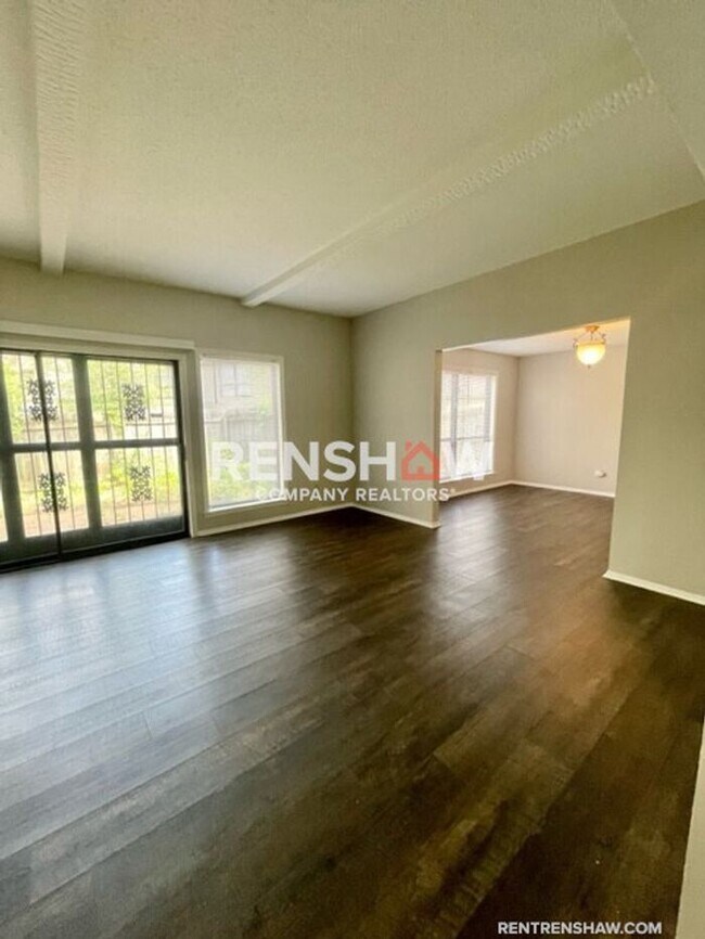 Building Photo - Unique 3 Bed / 2.5 Bath Condo - Move in Re...