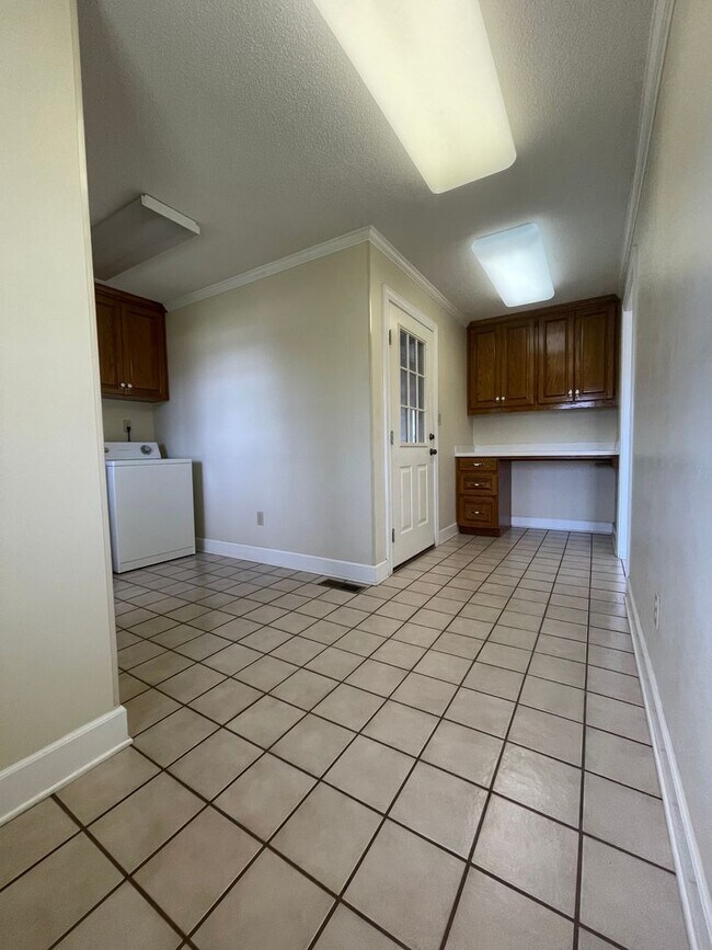 Building Photo - Spacious country home for lease