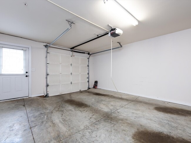 Building Photo - 4936 S Hill View Dr