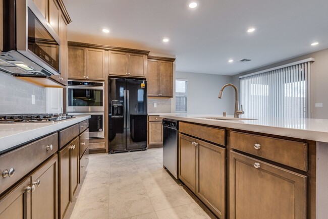 Building Photo - Single family home in ideal Summerlin location with open great room style kitchen and living area.