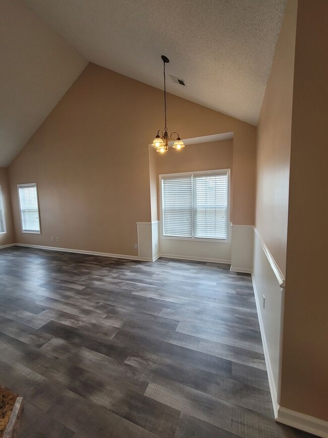 Building Photo - Beautiful 3-Bedroom, 2-Bath 2nd Floor Cond...