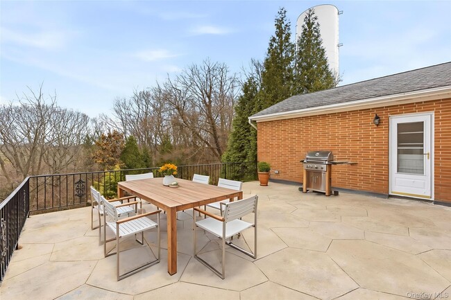 Building Photo - 222 Park Ave E