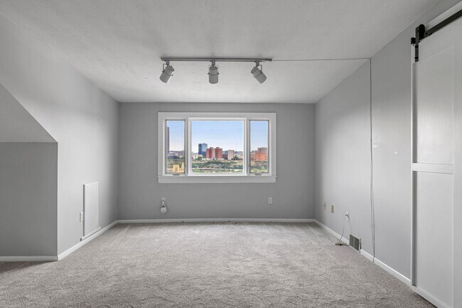 Building Photo - *Beautifully Updated & Spacious 4BD/2.5BA Single Family Home Available in South Side Slopes*