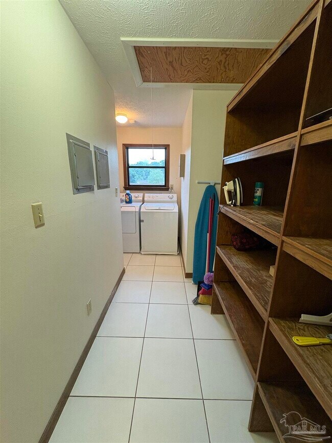 Building Photo - 8755 Thunderbird Dr