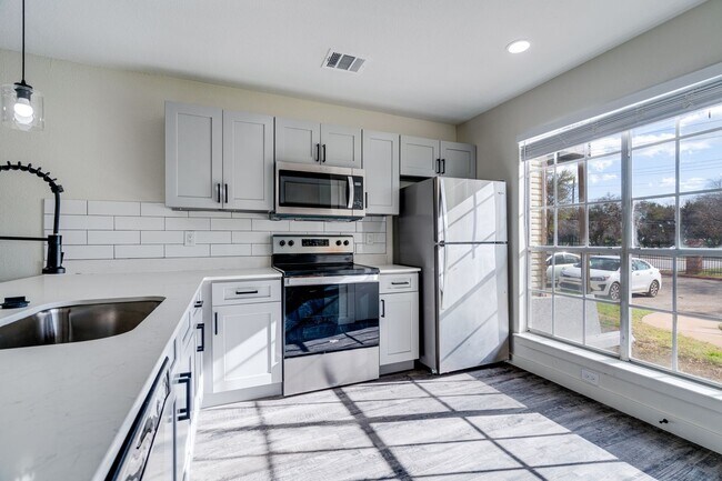 Building Photo - RIVER CROSSING ATX - 2BD/2.5BA - TOWNHOUSE - NEAR DOWNTOWN - NEW INTERIOR - $1495