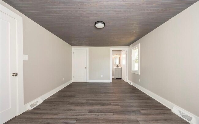 Building Photo - 3140 S Stratford Rd