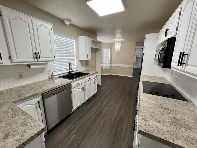 Building Photo - Spacious 4 bed 2.5 bath in Union Schools