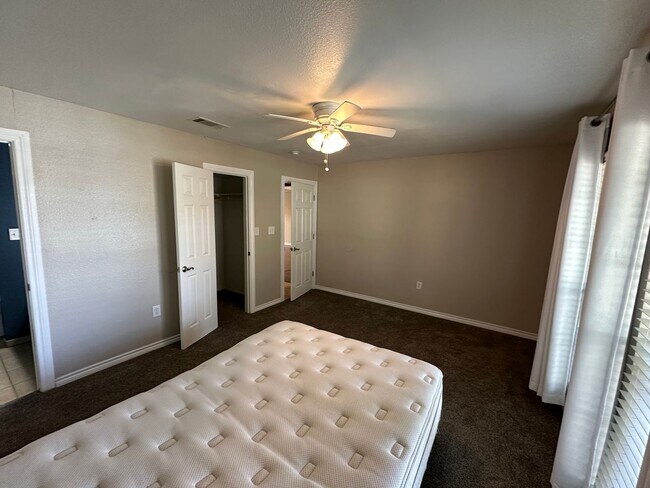 Building Photo - Bright 3-Bed, 2-Bath Lewisville Home with Spacious Fenced Yards