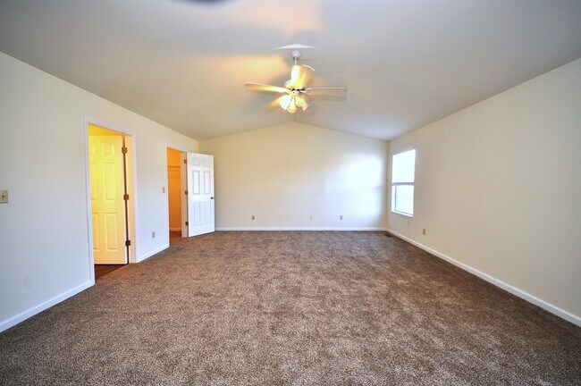 Building Photo - 667 Lakewood Dr