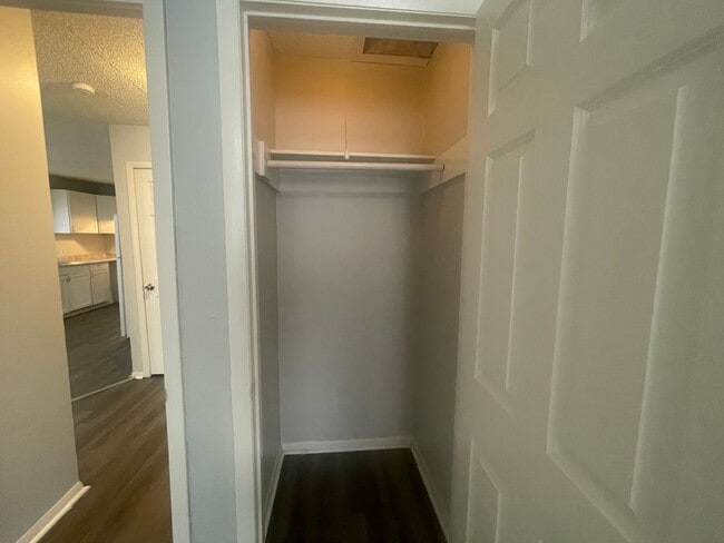 Building Photo - -Check out this cozy 2 bedroom 1 bathroom ...