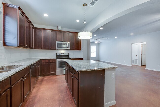 Building Photo - ** MOVE IN SUMMER 7/17/2027 ** 5 Bed 3 Bath Walking Distance to TCU Campus