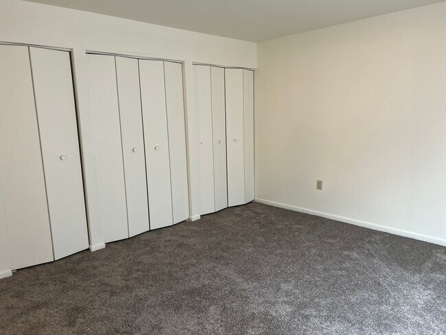 Building Photo - 1 Bedroom Apartment in Parkside Townhomes COMING SOON