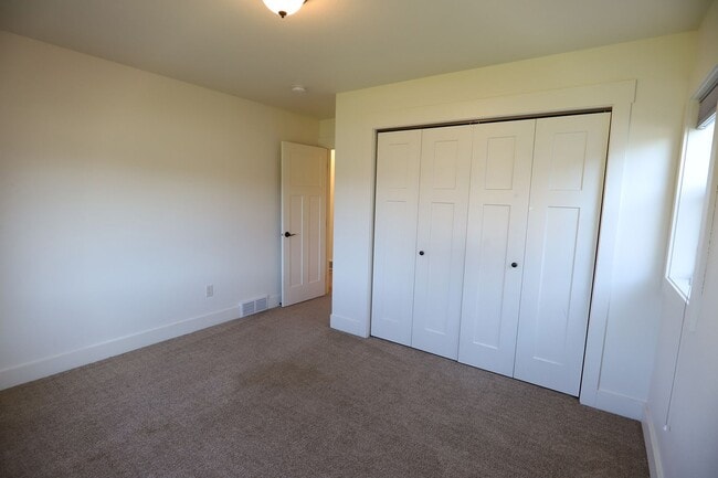 Building Photo - 1327 Silverton Dr
