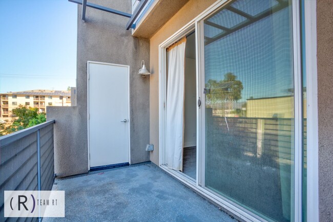 Building Photo - TRI-LEVEL TOWNHOME IN ELEMENTS OF ROSEMEAD!