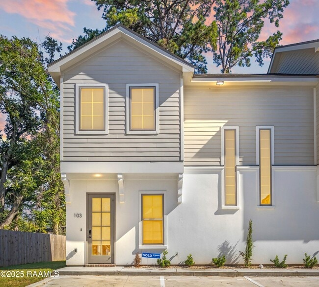 Primary Photo - 103 Steiner Oaks